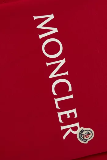 تي شيرت بطبعة شعار الماركة قطن