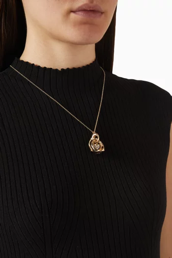 قلادة بدلاية مزينة بحلي وحلقات نحاس