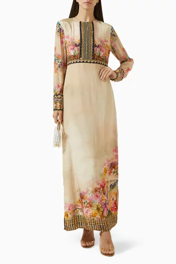 فستان طويل مزين بتطريزات