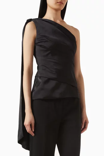 بلوزة نيللي بدرابيه وكتف مكشوف