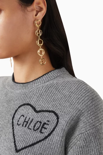 أقراط متدلية بحروف شعار الماركة نحاس