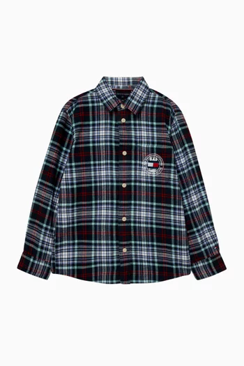 قميص بنقشة مربعات وشعار العلم 