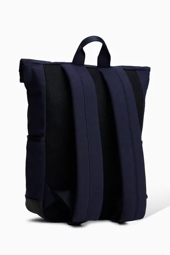 حقيبة ظهر تغلق باللف في الأعلى بشعار العلم 