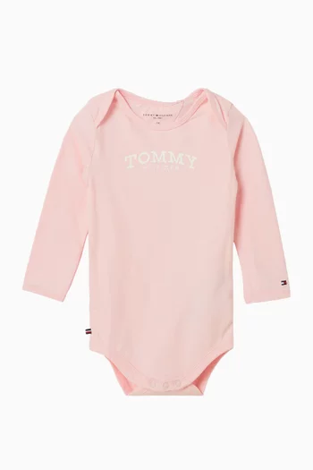 لباس قطعة واحدة بشعار الماركة