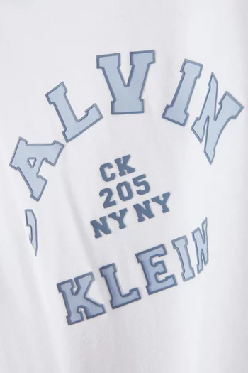 تي شيرت بشعار الماركة بتصميم جامعي قطن