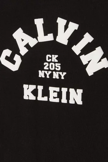 تي شيرت بشعار الماركة بتصميم جامعي قطن جيرسيه مطاطي