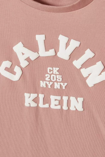 تي شيرت بشعار الماركة بتصميم جامعي قطن جيرسيه مطاطي