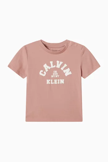 تي شيرت بشعار الماركة بتصميم جامعي قطن جيرسيه مطاطي