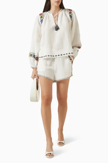 بلوزة كاستيلا مطرزة وكشكش