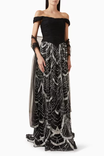 فستان سهرة بتصميم مشد وفتحة رقبة بأكتاف مكشوفة