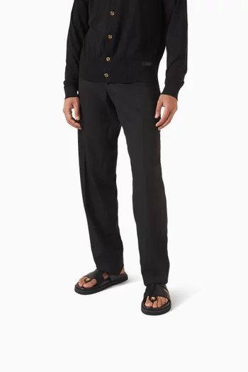 حذاء مفتوح بشعار ميدوسا جلد