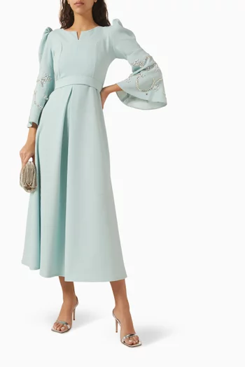 فستان بأكمام فرنسية مزينة بتطريزات كريب