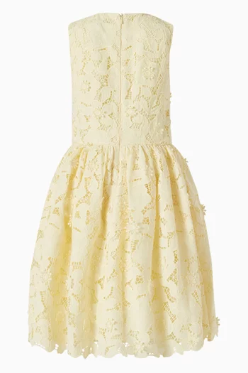 فستان بلا أكمام ودانتيل