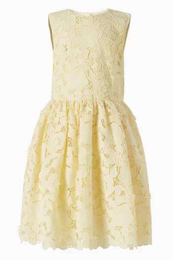 فستان بلا أكمام ودانتيل