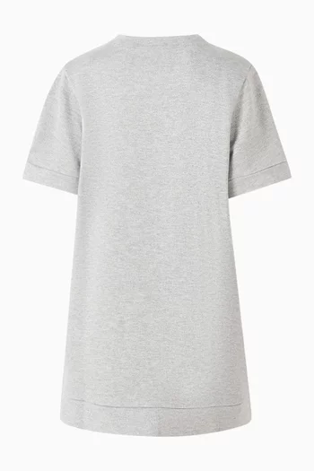 فستان بأكمام منفوخة وشعار الماركة 