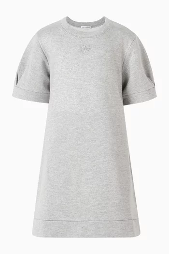 فستان بأكمام منفوخة وشعار الماركة 