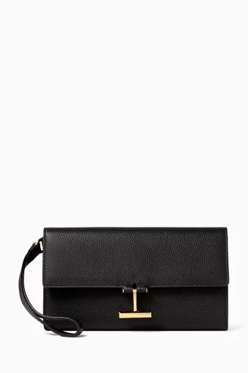 حقيبة صغيرة بحمالة معصم وغطاء قلاب بشعار حرف T جلد