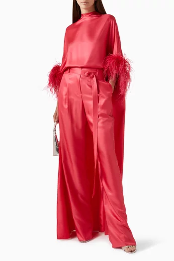 بلوزة بياقة عالية وحافة قصيرة من الأمام وطويلة من الخلف حرير تويل