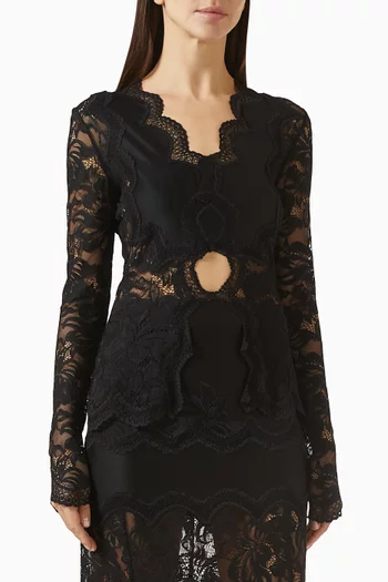 بلوزة بحواف صدفية الشكل دانتيل