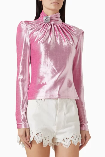 بلوزة بياقة عالية وبروش مطرز بالكريستال مخمل