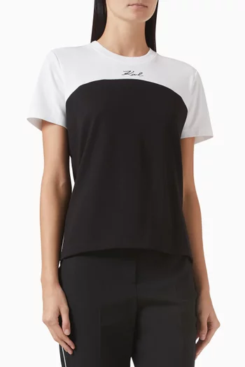 تي شيرت باللونين الأبيض والأسود ومطرز بشعار الماركة جيرسيه