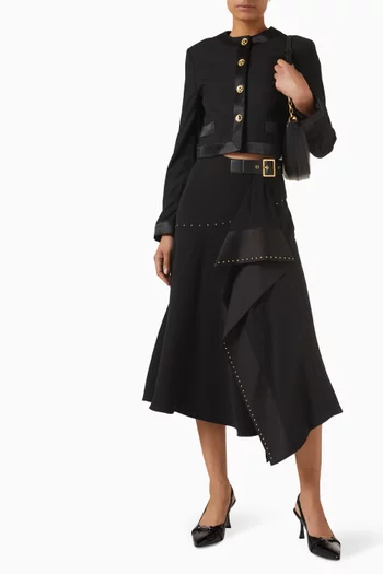 تنورة بقصة انسيابية ومطرزة بحلي معدنية