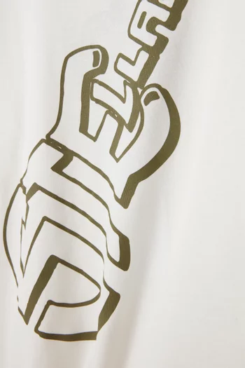 تي شيرت بنقشة غيتار وشعار الماركة قطن