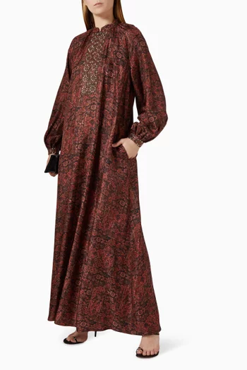 فستان طويل ومطرز