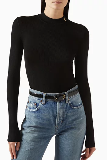 حزام رفيع بشعار كاسندر وإبزيم مغلف على شكل حرف U جلد بنقشة جلد التمساح