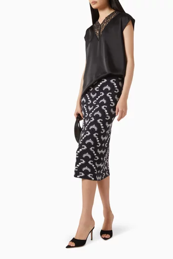 تنورة متوسطة الطول مزينة بتطريزات