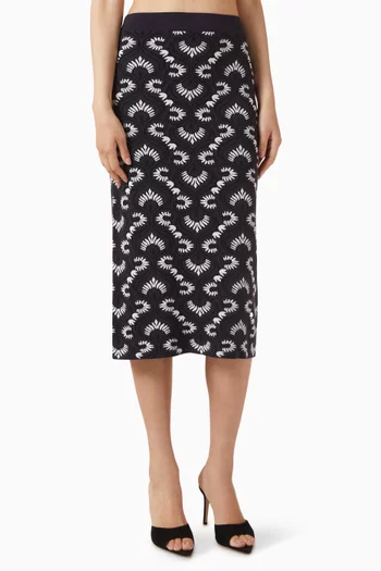 تنورة متوسطة الطول مزينة بتطريزات