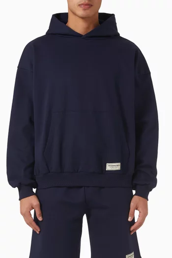 كنزة بغطاء رأس فضفاضة وشعار الماركة قطن