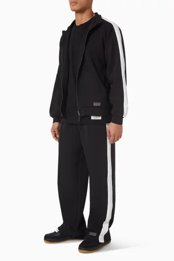 بنطال بقصة ساق مستقيمة وشريط بلون مغاير وشعار الماركة بملمس بارز