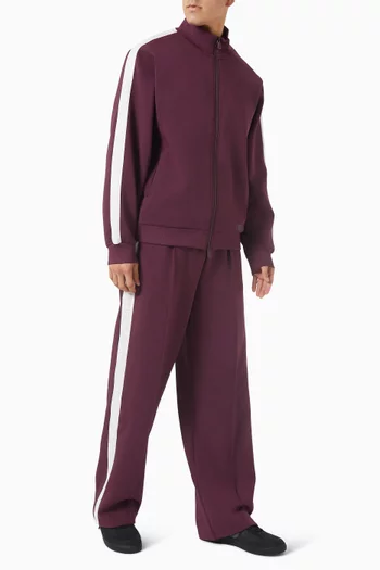 بنطال بقصة ساق مستقيمة وشريط بلون مغاير وشعار الماركة بملمس بارز