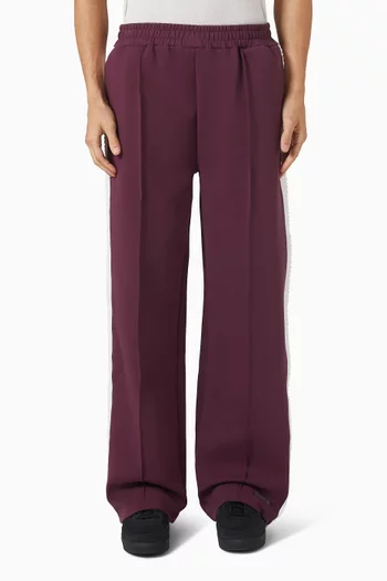 بنطال بقصة ساق مستقيمة وشريط بلون مغاير وشعار الماركة بملمس بارز