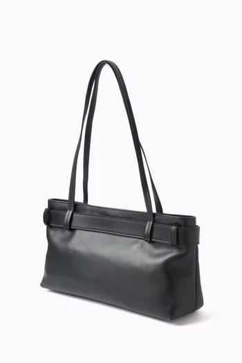 حقيبة مستطيلة مزينة بحزام جلد