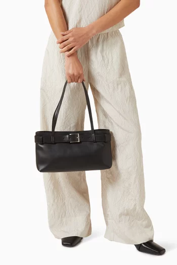 حقيبة مستطيلة مزينة بحزام جلد