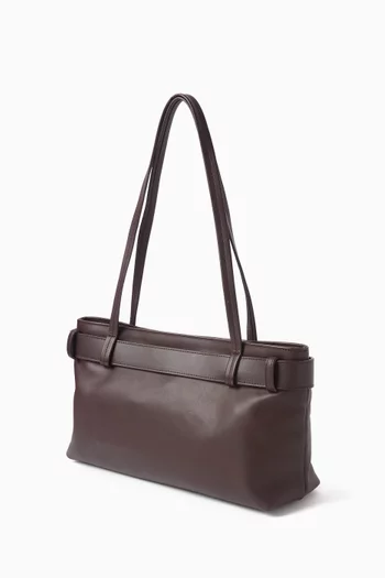 حقيبة مستطيلة مزينة بحزام جلد