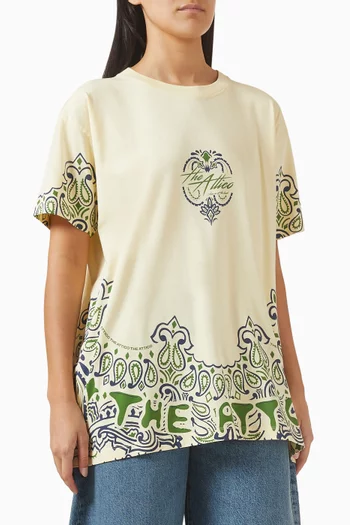 تي شيرت بقصة فضفاضة ونقشة باندانا قطن