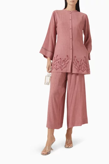 طقم مكون من قميص وبنطال