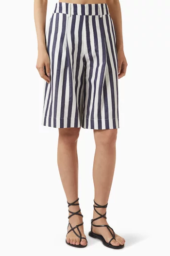 بنطال برمودا بنقشة مخططة