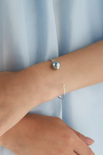 سوار مرصع بلؤلؤ أكيلا وماس ذهب أبيض عيار 18