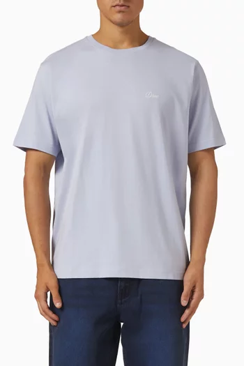 تي شيرت بشعار الماركة بخط يدوي صغير قطن