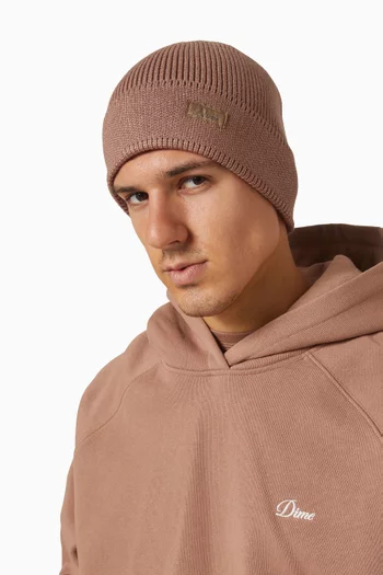 قبعة بيني مضلعة بشعار الماركة بخط يدوي منسوج