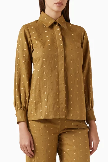 قميص مزين بتطريزات ونقشة منقطة