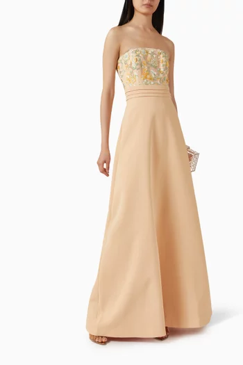 فستان سهرة بلا حمالات مزين بفتحة وتطريزات بالخرز كريب