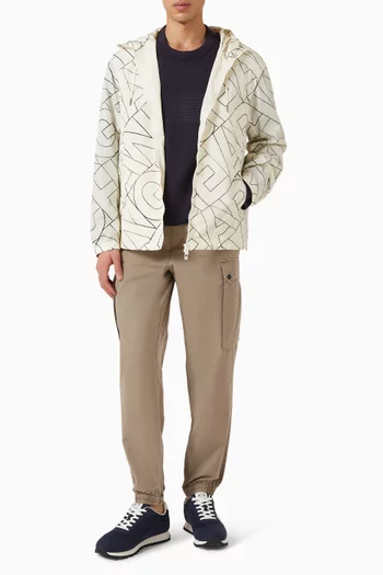 جاكيت بغطاء رأس بسحّاب وشعار الماركة