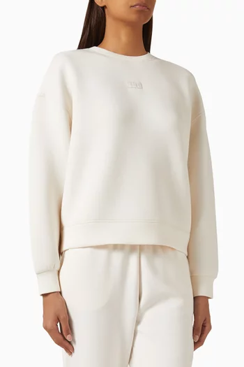 سويت شيرت بفتحة رقبة مستديرة وشعار الماركة