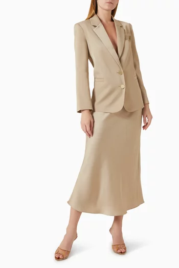 تنورة متوسطة الطول بحلية شعار الماركة