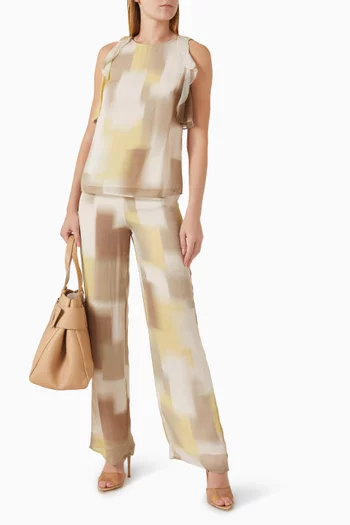 بنطال بقصة ساق مستقيمة ومزين بنقشة